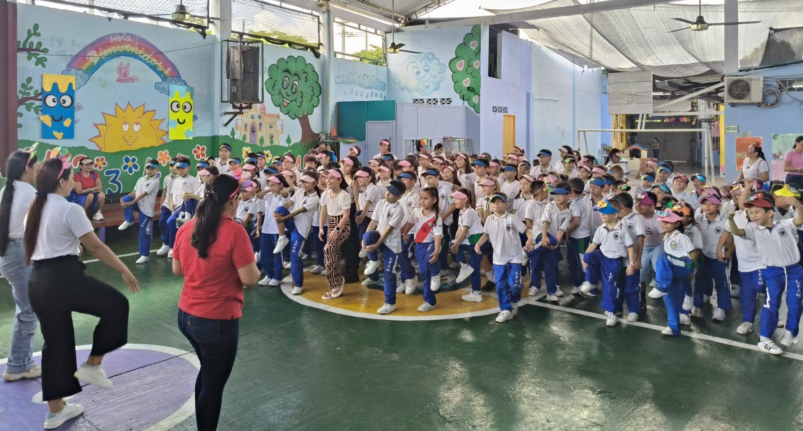 Estudiantes bailando - Expresión corporal y desarrollo artístico