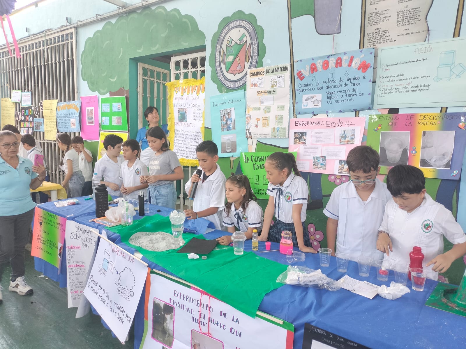 Estudiantes revisando documentación de admisión