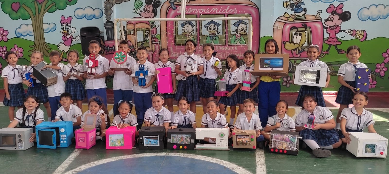 Estudiantes de primaria del Liceo Mogollón utilizando tecnología educativa